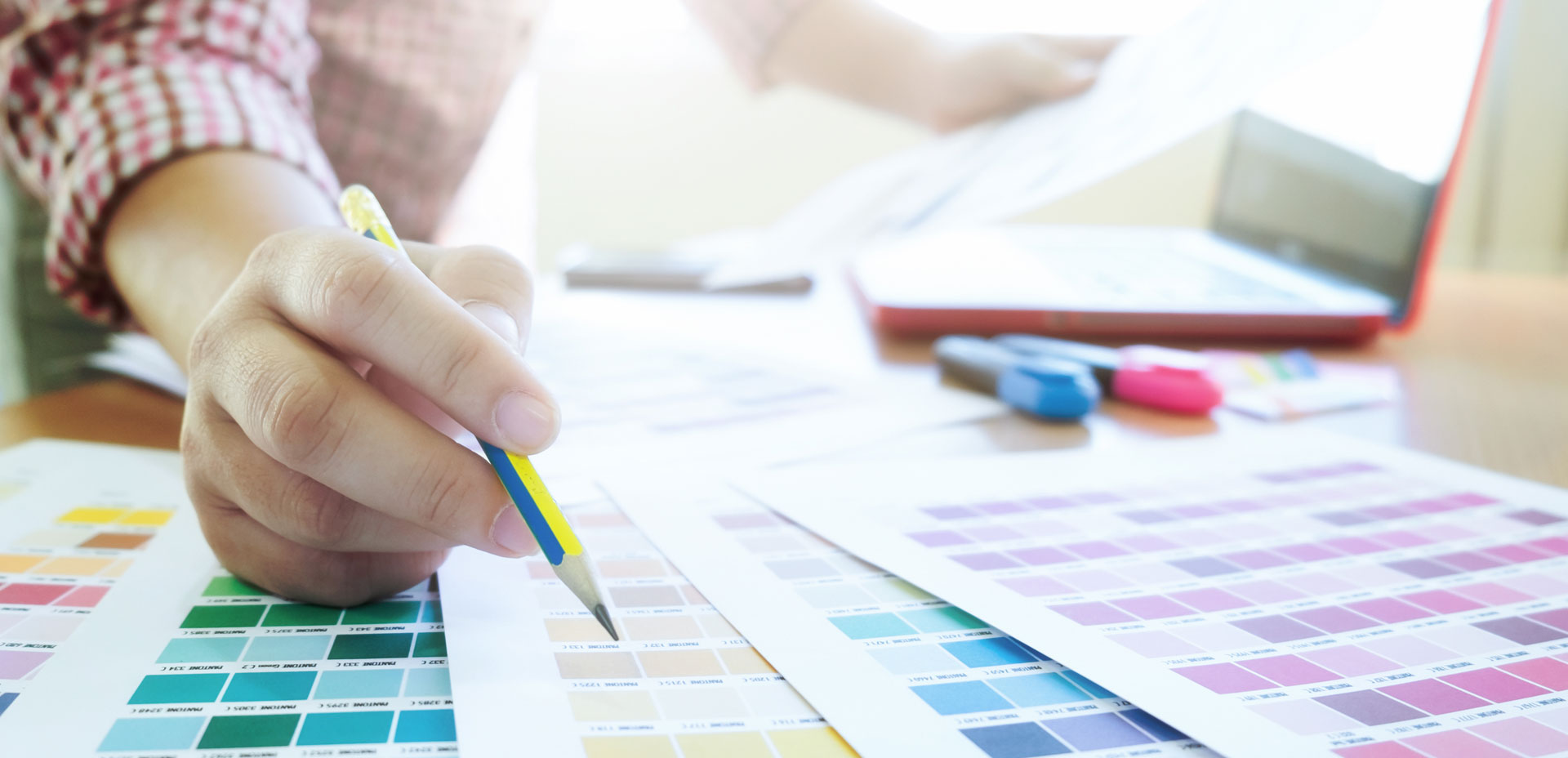 Studio grafico al lavoro su campioni colore